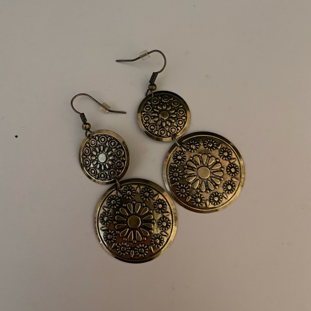 Unused medallion coin dangle earrings earrings